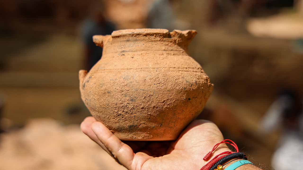 Una olla islámica nunca antes vista y restos de viviendas, cerámica, una plaza y una muralla han emergido de una excavación en Silves, arrojando nueva luz sobre la vida cotidiana antes, durante y después de la conquista cristiana.
