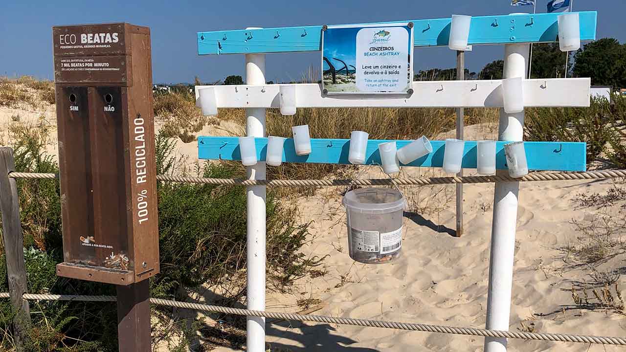 Eco Ação «Caça à Beata» envolveu 202 famílias voluntárias nas praias com Bandeira Azul de Tavira, retirando beatas e resíduos.