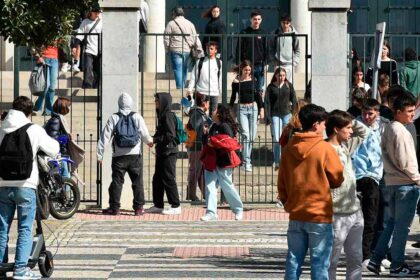 A Missão Escola Pública alertou hoje para que, a norte do país, o problema dos alunos sem aulas ser resolvido com a contratação de professores profissionalizados e a sul por contratados sem profissionalização.