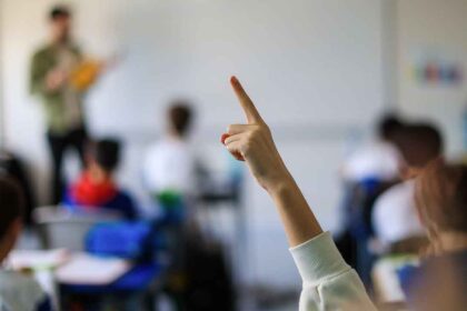Mais de um milhão de alunos começam hoje a regressar às aulas para um ano letivo que arranca ainda sem todos os professores colocados nem mediadores culturais contratados.