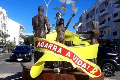 São Brás de Alportel reforça o compromisso com a prevenção do suicídio, associando-se à campanha «Agarra a Vida» e iluminando os Paços do Concelho de cor amarela.