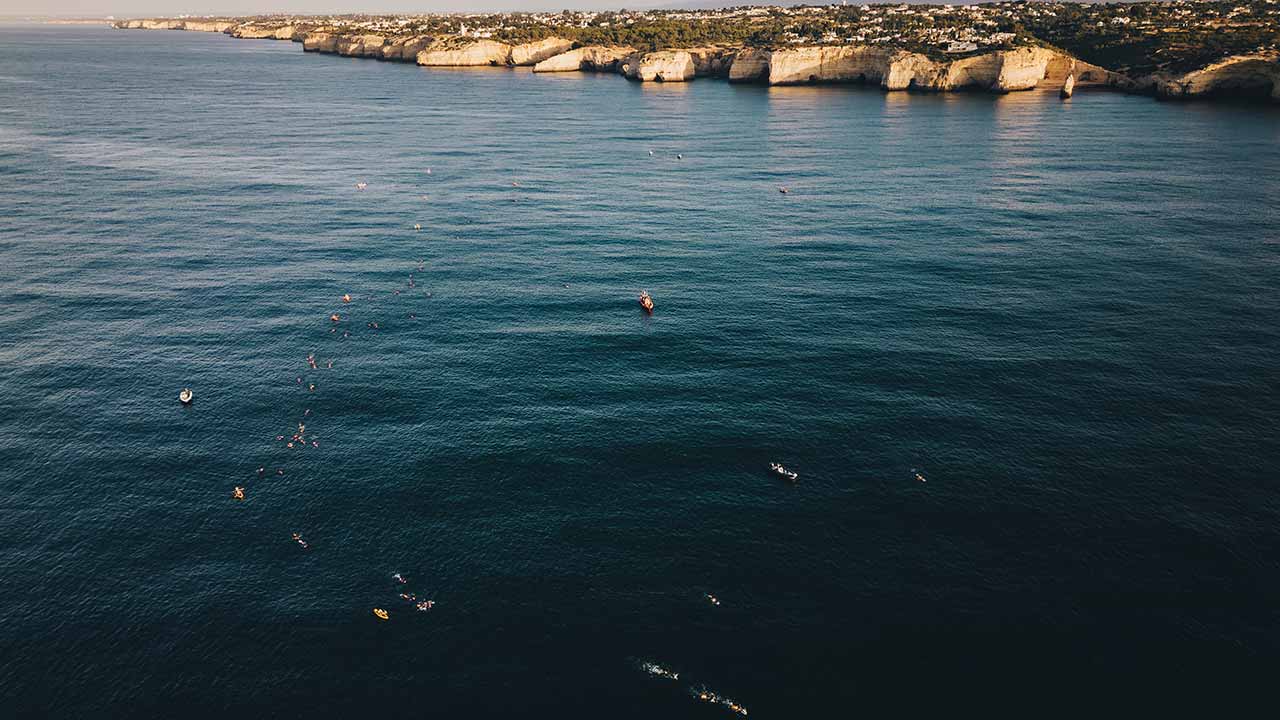As praias de Lagoa contaram com nadadores de 15 nacionalidades na 2.ª edição da Swim Party 10km Algarve, marcada por recordes pessoais.