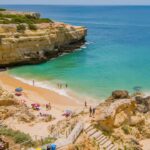 O Algarve voltou a destacar-se como o principal destino turístico do país em agosto de 2025, concentrando 30,3% do total das dormidas registadas em Portugal, de acordo com os dados rápidos divulgados pelo Instituto Nacional de Estatística (INE).