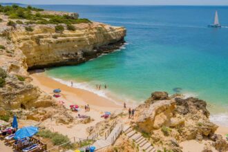 O Algarve voltou a destacar-se como o principal destino turístico do país em agosto de 2025, concentrando 30,3% do total das dormidas registadas em Portugal, de acordo com os dados rápidos divulgados pelo Instituto Nacional de Estatística (INE).