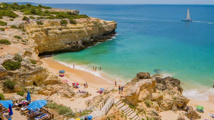 O Algarve voltou a destacar-se como o principal destino turístico do país em agosto de 2025, concentrando 30,3% do total das dormidas registadas em Portugal, de acordo com os dados rápidos divulgados pelo Instituto Nacional de Estatística (INE).
