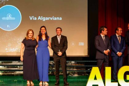 A Via Algarviana foi distinguida com a Medalha de Mérito Turístico pela Região de Turismo do Algarve (RTA), pelos «serviços relevantes prestados ao turismo algarvio».