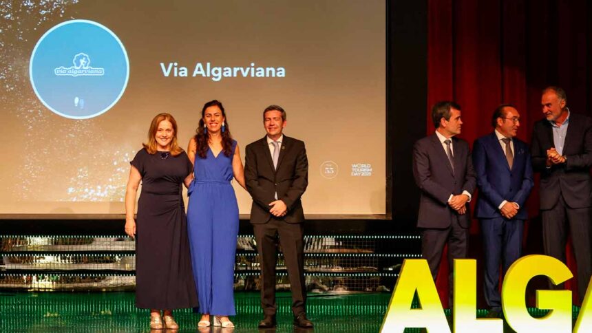 A Via Algarviana foi distinguida com a Medalha de Mérito Turístico pela Região de Turismo do Algarve (RTA), pelos «serviços relevantes prestados ao turismo algarvio».