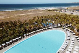 Com abertura prevista para fevereiro de 2026, o Wine & Books by the Sea Algarve Resort é a nova aposta do grupo hoteleiro PBH no Algarve, localizado na reserva natural dos Salgados.