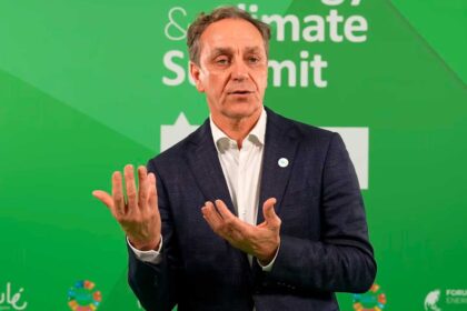 A Agência Portuguesa do Ambiente (APA) vai criar equipas regionais dedicadas à gestão do território para assegurar pareceres mais rápidos, revelou hoje no Porto o presidente, Pimenta Machado, apelando à participação mais ativa dos urbanistas nos processos.