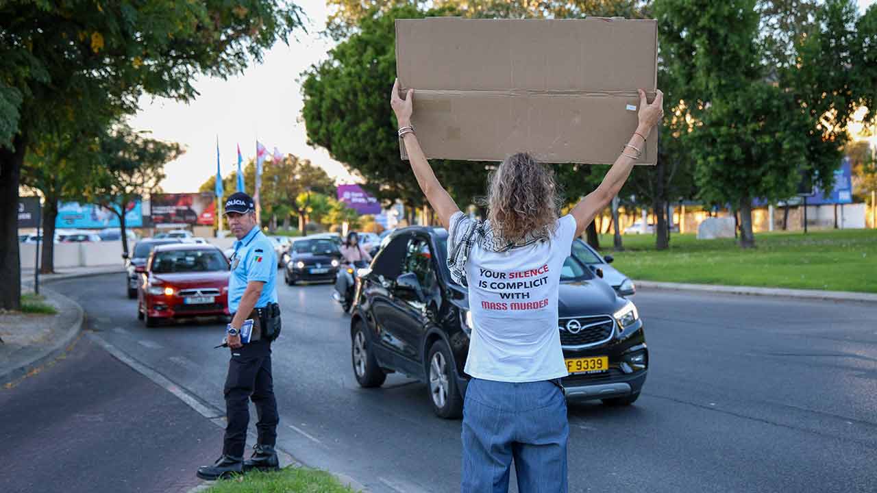O Algarve juntou-se aos protestos europeus contra o genocídio em Gaza, com centenas a manifestarem-se em Faro por uma Palestina livre.