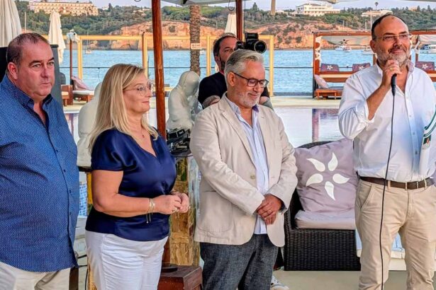 Álvaro Bila, candidato do PS à Câmara de Portimão, apresenta programa eleitoral com 100 compromissos em áreas como habitação, saúde, educação, ambiente e cultura.