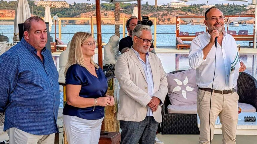 Álvaro Bila, candidato do PS à Câmara de Portimão, apresenta programa eleitoral com 100 compromissos em áreas como habitação, saúde, educação, ambiente e cultura.