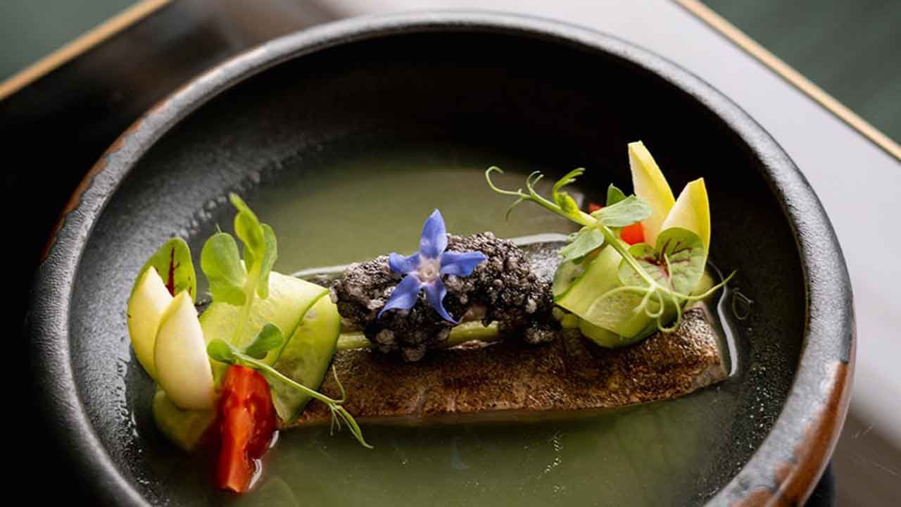 O restaurante Amara, na Quinta do Lago, apresenta um jantar vínico com vinhos da AdegaMãe e menu do chef Nelson Candeias, a 8 de novembro.