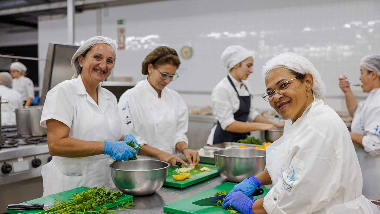 Banco Alimentar do Algarve premiou cozinheiras do sector social com foco na nutrição e combate ao desperdício alimentar, em Faro.
