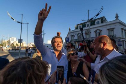Na sua mais recente passagem pelo Algarve, André Ventura trouxe consigo um aparato digno de um filme de ação, como o messias político.