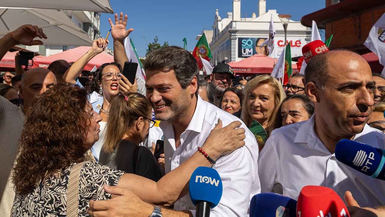 O líder do Chega, André Ventura, disse hoje, no Algarve, que os autarcas eleitos vão retirar as casas do Estado a pessoas com cadastro.