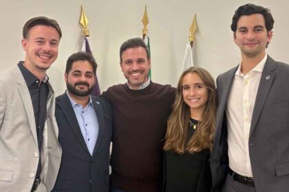 Afonso de Lousada, novo presidente da Mesa da Assembleia de Freguesia de Portimão, eleito pela coligação PSD/CDS-PP/IL, com Mafalda Rosado e Francisco Nobre.