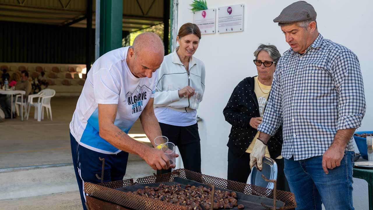 A castanha assada é o tema do Passeio Pedestre de São Martinho na Cortelha, com o objetivo de mostrar a beleza da Serra do Caldeirão.