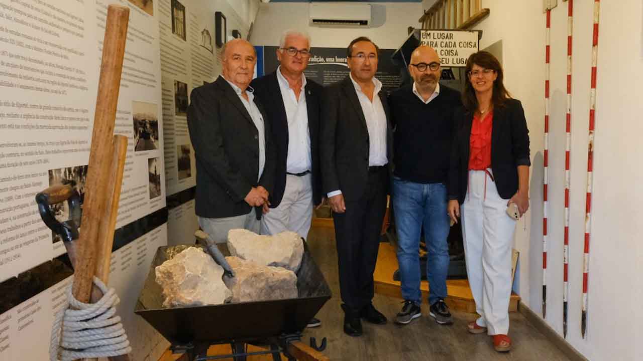 Ministro Miguel Pinto Luz e o presidente Vítor Guerreiro durante visita à Estrada Nacional 2 em São Brás de Alportel.