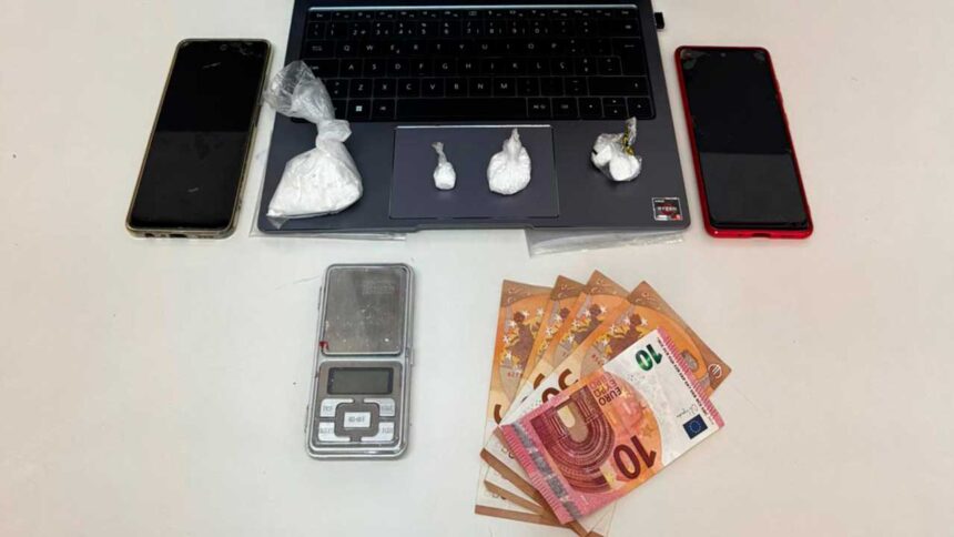 Um homem de 51 anos foi detido pela GNR em São Brás de Alportel por tráfico de estupefacientes, num dia em que foram ainda detidos uma mulher e um jovem por condução sem habilitação legal.
