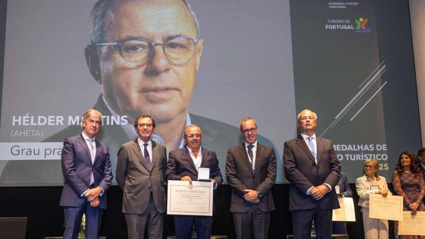 Hélder Martins, presidente da AHETA, recebeu a Medalha de Mérito Turístico 2025 em reconhecimento da carreira dedicada ao turismo do Algarve.