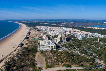 Grupo Hoti Hotéis mantém o projeto do Hotel Melia Algarve, em Monte Gordo, parado desde 2017, após a APA ter retirado o parecer positivo.