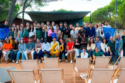 Jovens portugueses e espanhóis celebram os 40 anos da adesão de Portugal e Espanha à União Europeia nas Jornadas da Juventude Triplo AAA, que juntaram 50 participantes entre Tavira e Ayamonte.