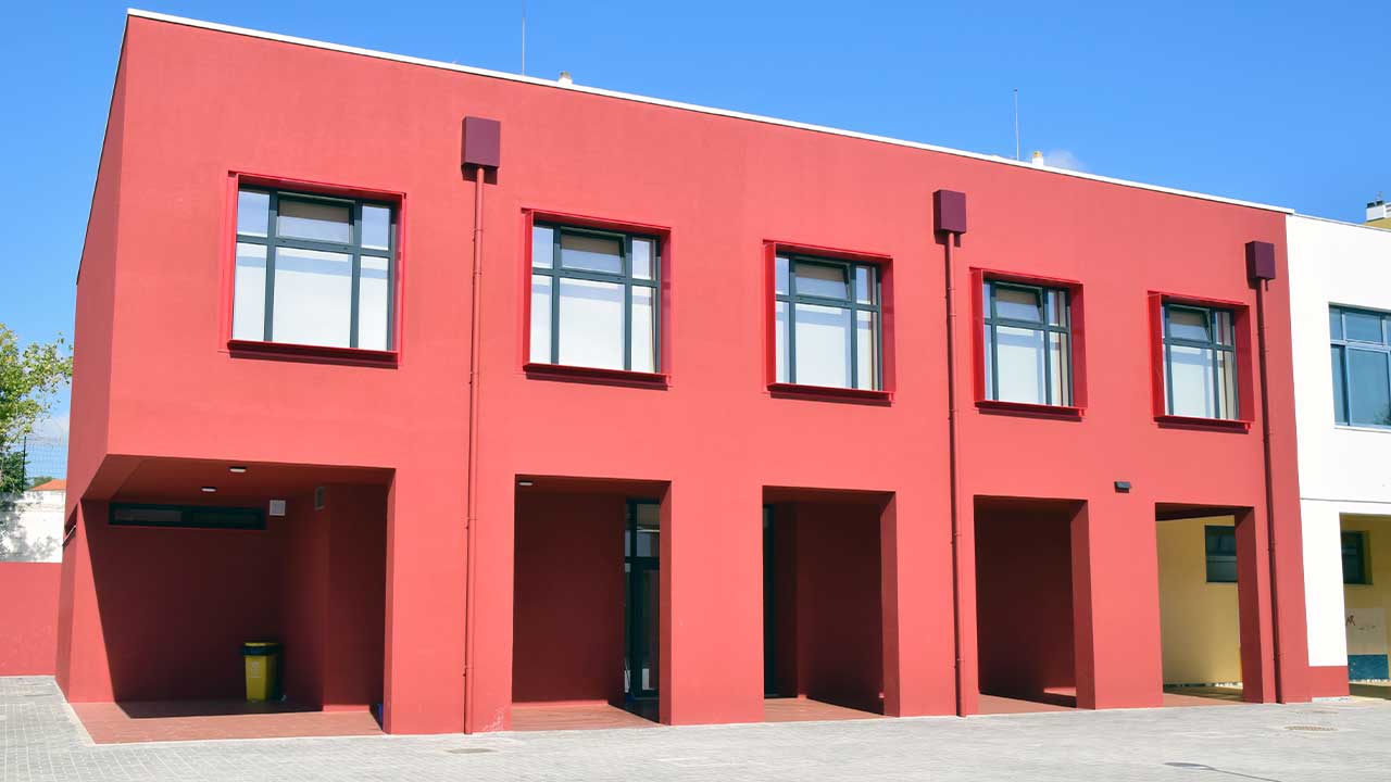 A ampliação da EB 2,3 Engenheiro Duarte Pacheco, em Loulé, num investimento de 1,5 milhões de euros, reforça a resposta escolar integrada e inclusiva do município.