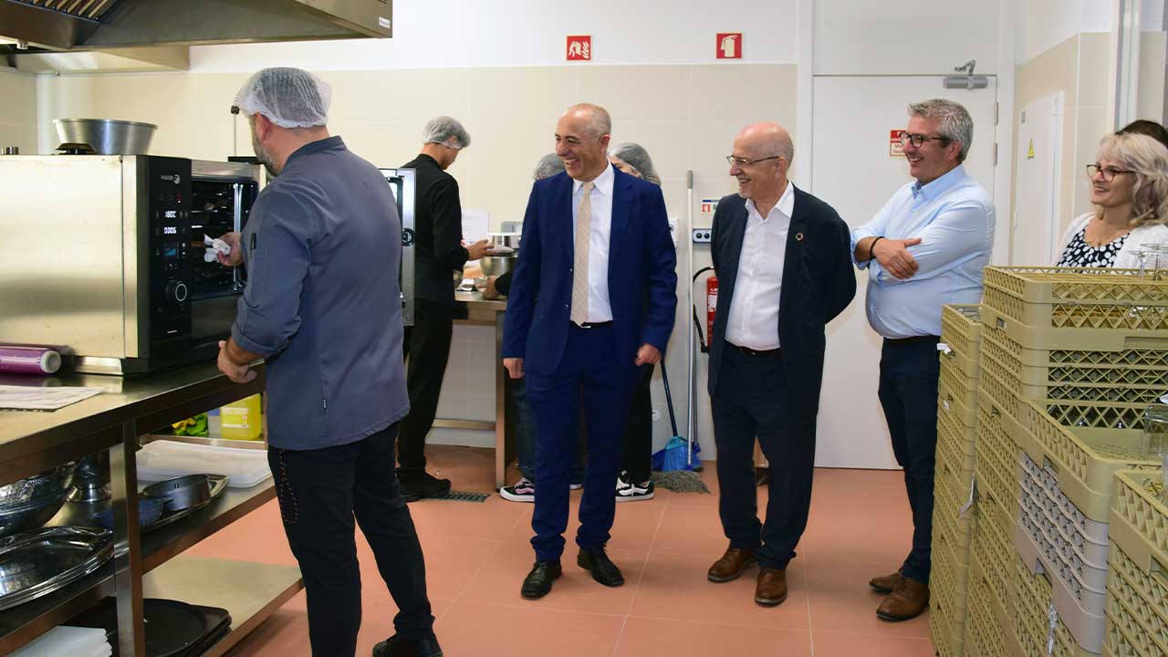 A ampliação da EB 2,3 Engenheiro Duarte Pacheco, em Loulé, num investimento de 1,5 milhões de euros, reforça a resposta escolar integrada e inclusiva do município.