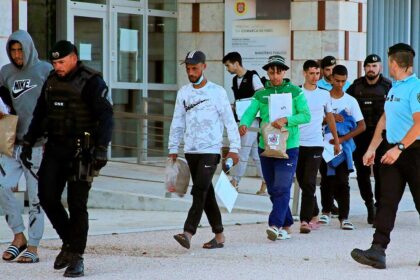 Os marroquinos intercetados em agosto no Algarve foram libertados por ter sido ultrapassado o prazo máximo de detenção, continuando a decorrer o processo de afastamento, divulgou hoje o governo, alertando para a «falta objetiva de condições jurídicas» nestes casos.