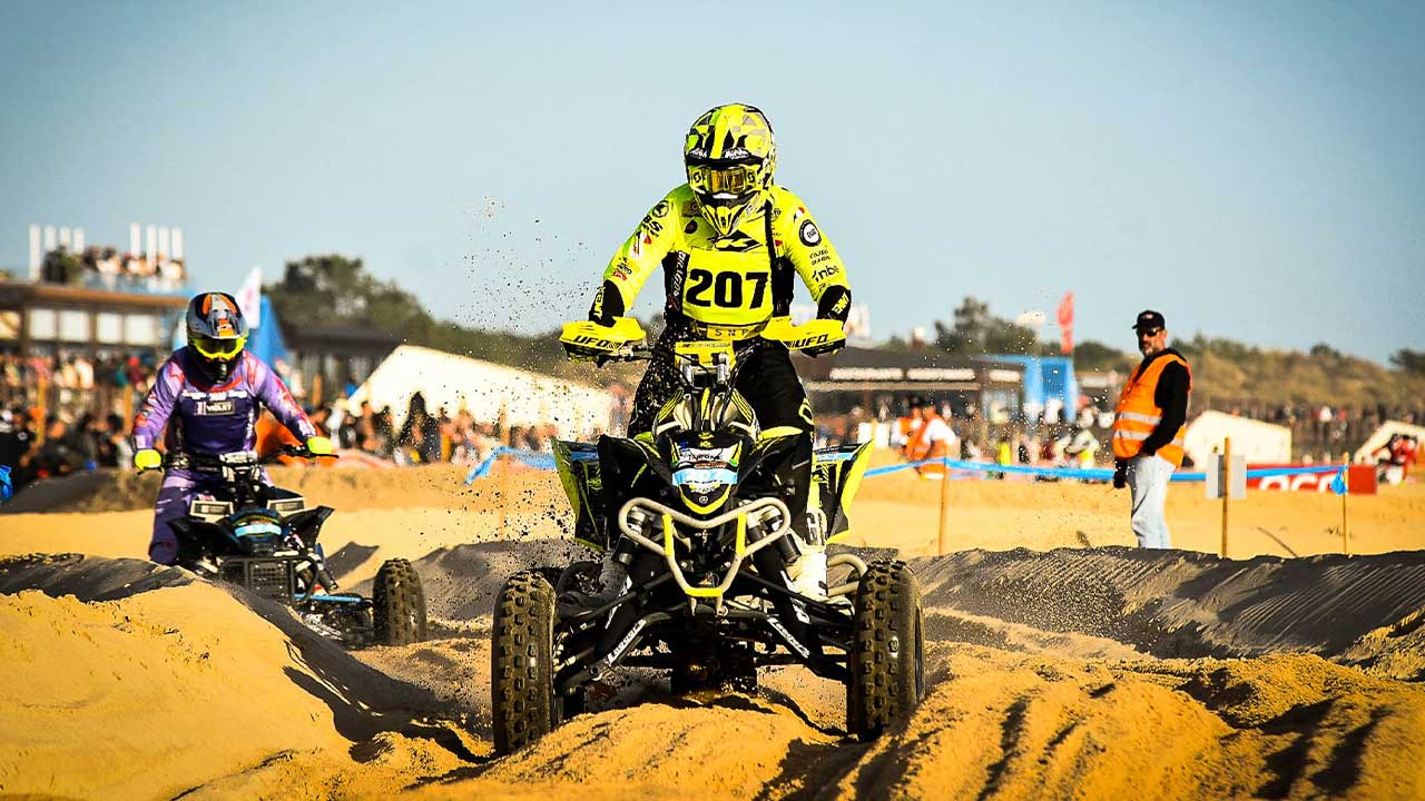 Com mais dinâmica e novas zonas de salto, a Monte Gordo Sand Race 2025 traz um fim de semana de velocidade, espetáculo e emoção para motos e quads, com entrada gratuita.