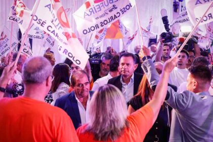 O presidente do PSD acusou o Chega de «falar muito e fazer pouco» em matéria de imigração e chorar «lágrimas de crocodilo», pedindo em Albufeira que não acreditem num candidato que andou «a saltar de sítio em sítio».