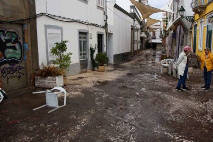 A Proteção Civil registou cerca de 50 ocorrências devido à chuva intensa no Algarve, sobretudo em Faro e VRSA, sem feridos a lamentar.