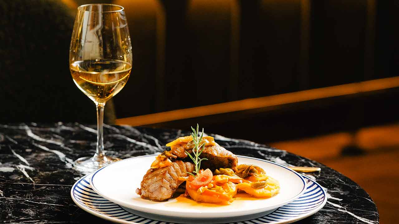 O restaurante do Old Course Vilamoura propõe, em outubro, finais de tarde com ostras e champanhe e jantares vínicos dedicados à enologia portuguesa.