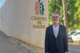 Candidato do PS António Miguel Pina à Câmara de Faro acusou hoje o executivo social-democrata de não ter usado PRR para investir na saúde.