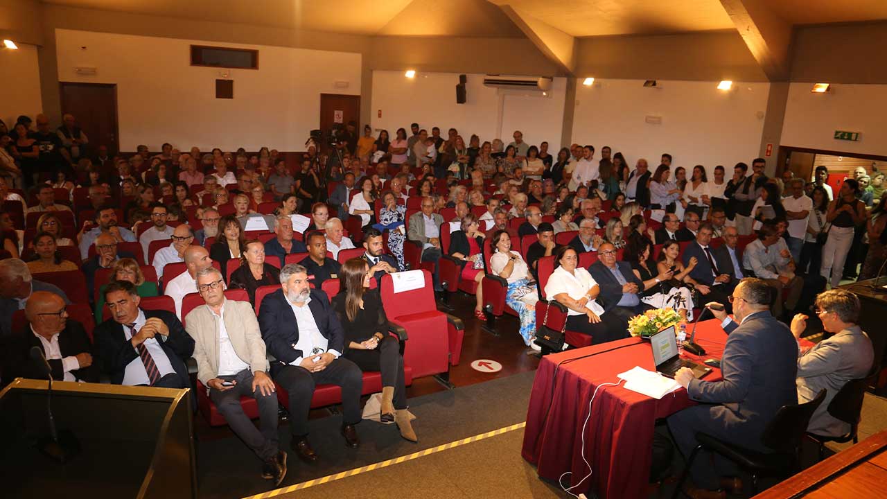 Paula Freitas é a nova presidente da Câmara Municipal de Vila do Bispo, após cerimónia de instalação dos novos órgãos autárquicos do concelho.