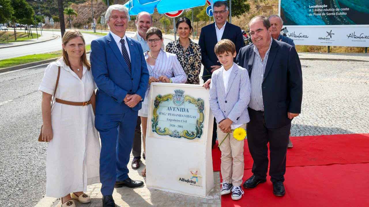 Albufeira homenageou o engenheiro Pessanha Viegas, responsável pelo eixo viário e pelo Quartel dos Bombeiros, no Dia Mundial do Turismo.