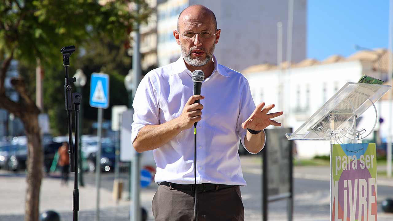 O porta-voz do Livre apoiou a candidatura de Adriana Marques Silva à Câmara de Faro, atacou o Chega e a Iniciativa Liberal e criticou o governo pela falta de firmeza face a Israel.