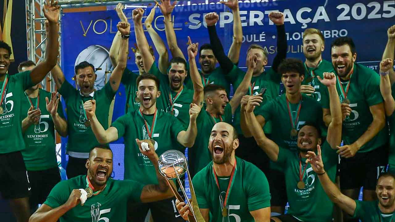O campeão nacional Sporting conquistou hoje a sua quinta Supertaça de voleibol, e segunda consecutiva, ao bater o Benfica por 3-1, em Loulé, num jogo em que começou mais forte e saiu por cima num equilibrado último set.