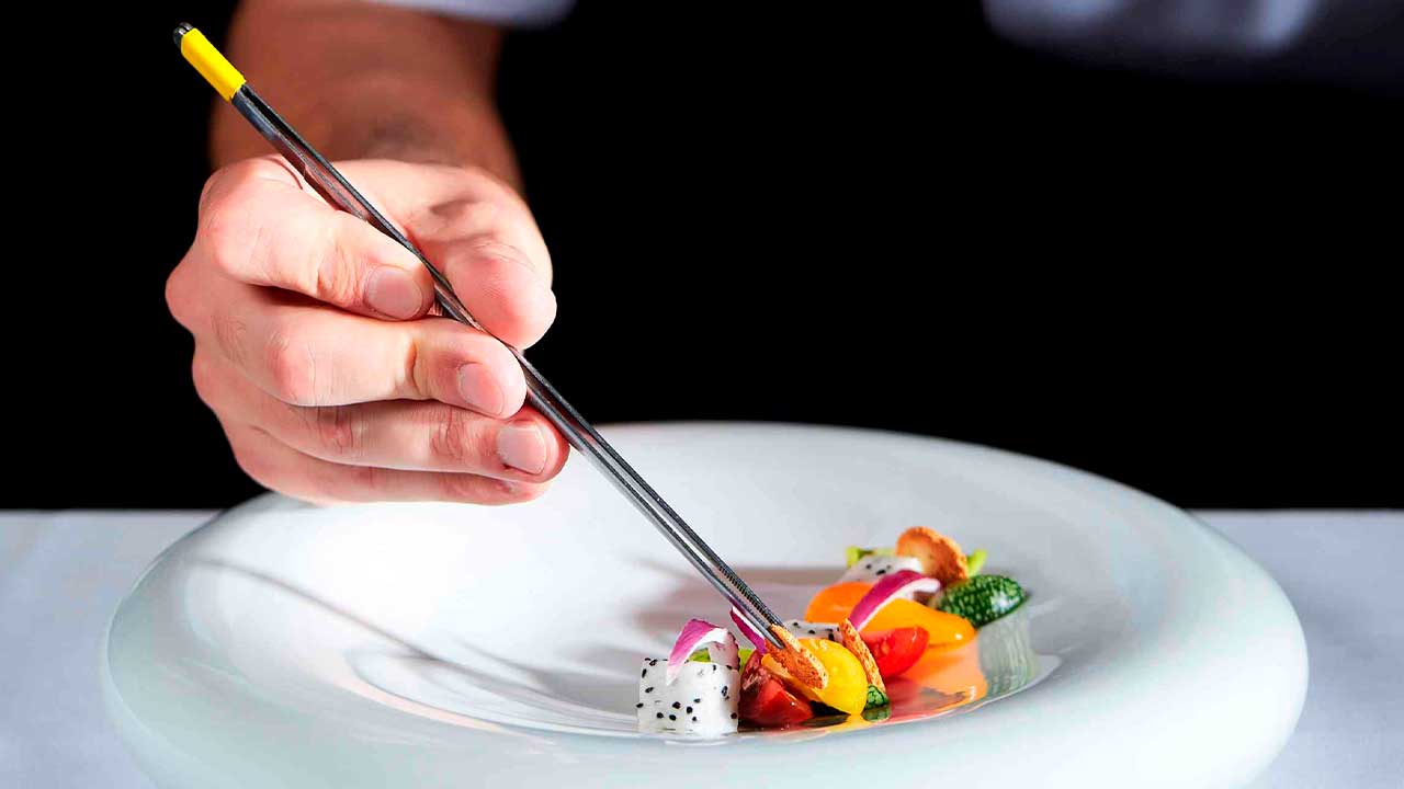 O jantar vínico do The One, no Tivoli Carvoeiro Algarve Resort, celebra os vinhos da Quinta do Crasto, no Douro, numa experiência gastronómica exclusiva.