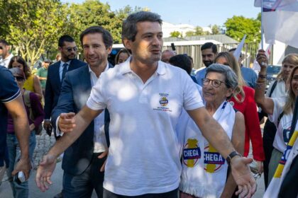 André Ventura, presidente do Chega, considerou hoje que a libertação dos migrantes marroquinos intercetados em agosto no Algarve «envergonha o país» e alertou para eventuais riscos de segurança.