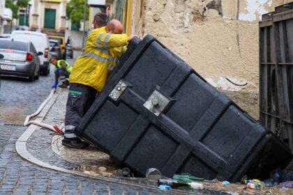 IPMA colocou Faro em aviso vermelho devido à chuva intensa que inundou ruas e causou dezenas de ocorrências no Sotavento algarvio, esta quarta-feira.