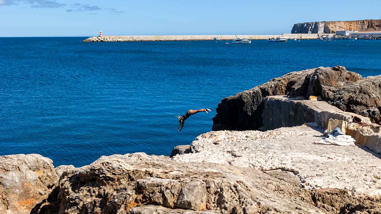 O BlueMind Weekend no hotel memmo Baleeira convida a abrandar e redescobrir o equilíbrio entre o corpo, a mente e o mar, de 31 de outubro a 2 de novembro.