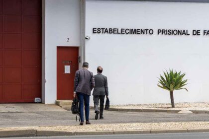 Dois suspeitos de abalroarem uma embarcação da GNR no Guadiana, que causou a morte de um militar, foram libertados por falta de provas.