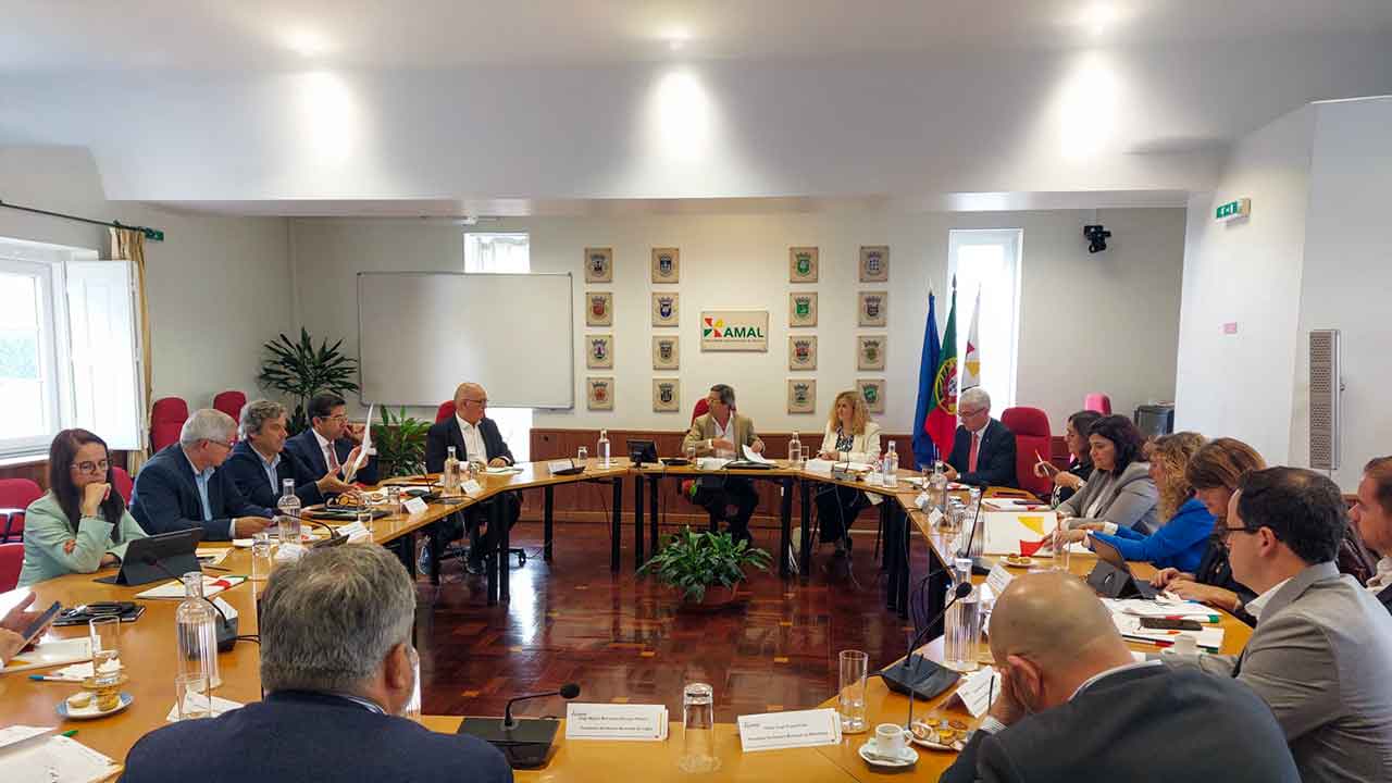 António Miguel Pina reeleito presidente da AMAL, ao lado de Ana Paula Martins e Luísa Conduto Luís, após reunião em Faro.