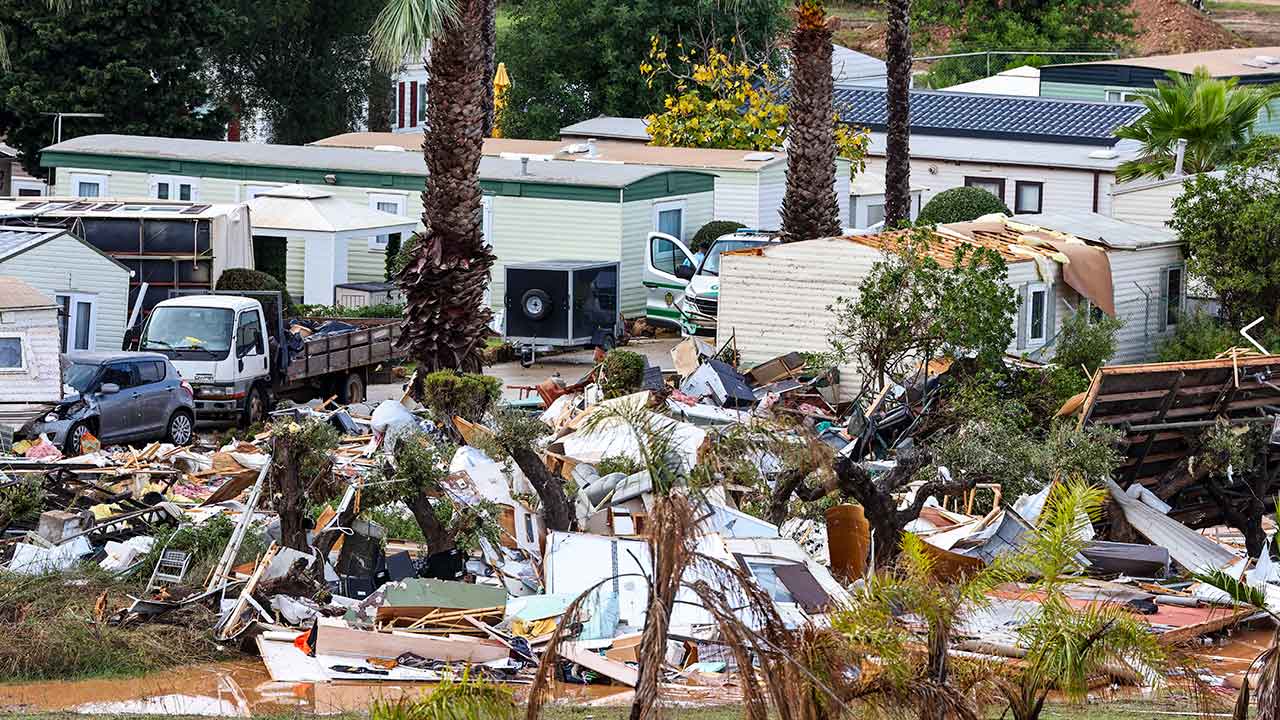 A vítima mortal do fenómeno extremo de vento que atingiu Albufeira, esta manhã, é uma mulher britânica de 85 anos que se encontrava no Parque de Campismo de Albufeira.