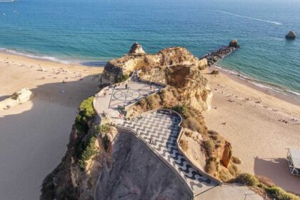 A Agência Portuguesa do Ambiente (APA) iniciou na segunda-feira, dia 3 de novembro, a empreitada para a alimentação artificial de areia na Praia do Vau, em Portimão, decorrendo os trabalhos por um período de sete meses, foi hoje anunciado.