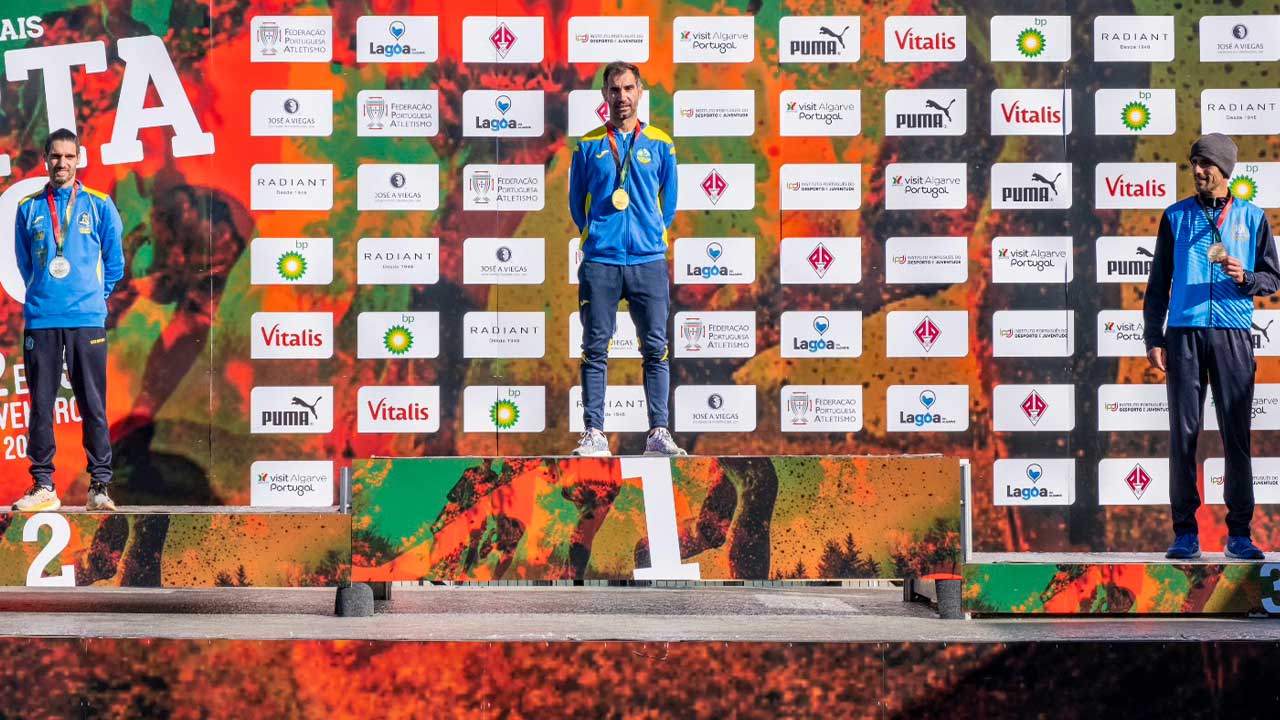 CD Areias S. João conquista medalhas de ouro, prata e vice-campeão por equipas no Campeonato Nacional de Corta-Mato em Lagoa, reforçando liderança.