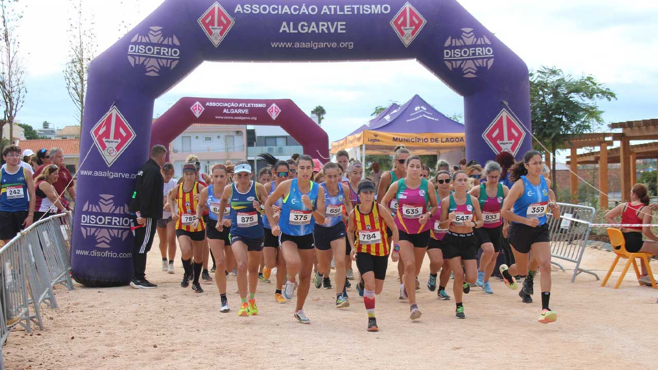 Com oito medalhas de ouro e quatro títulos coletivos, o CD Areias de São João destacou-se no Campeonato Regional de Corta-Mato, em Lagoa.