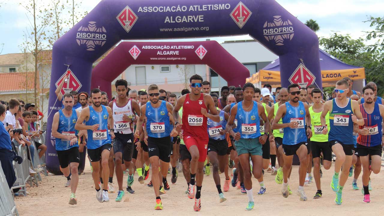 Com oito medalhas de ouro e quatro títulos coletivos, o CD Areias de São João destacou-se no Campeonato Regional de Corta-Mato, em Lagoa.